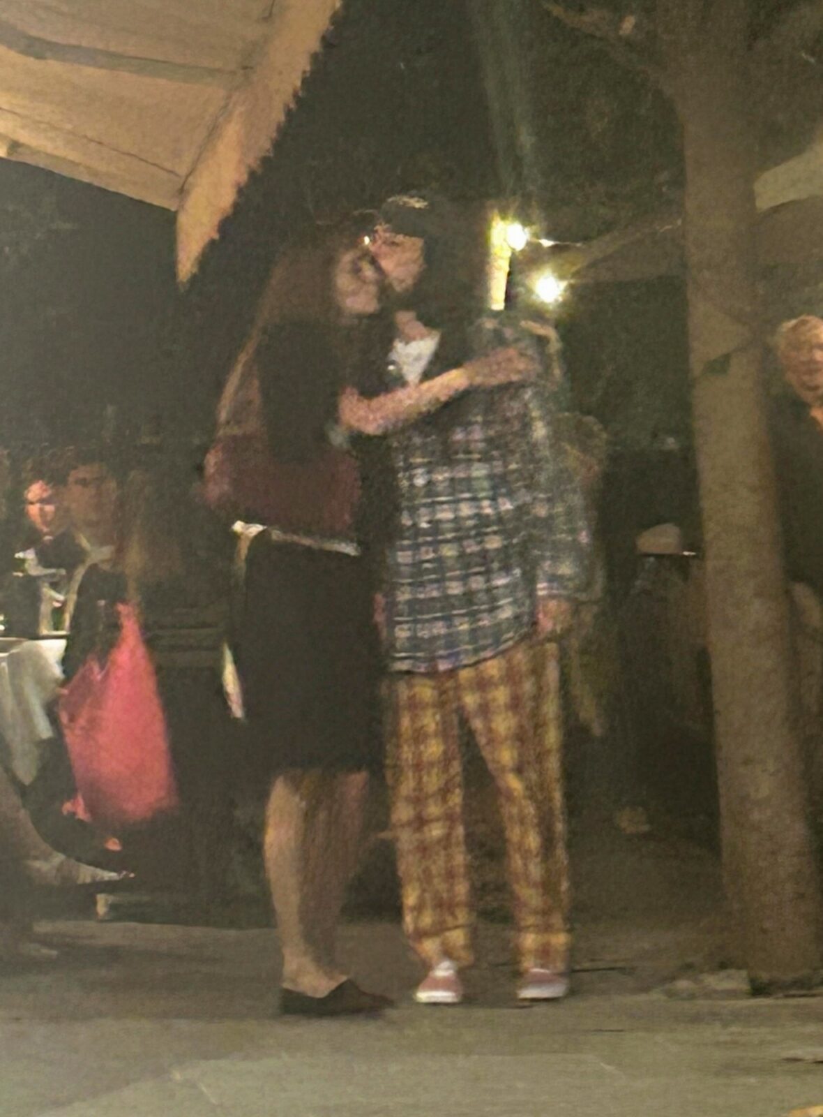 Dakota Johnson e Alessandro Michele se abraçando