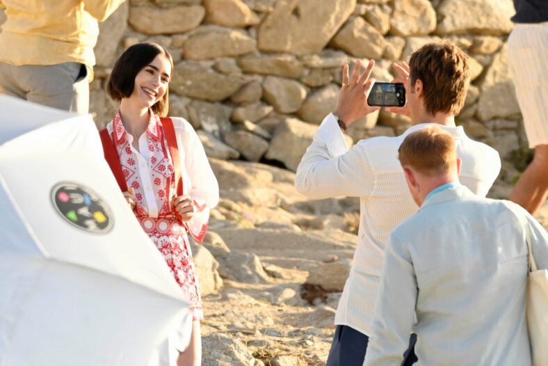 Lucas Bravo e Lily Collins no set