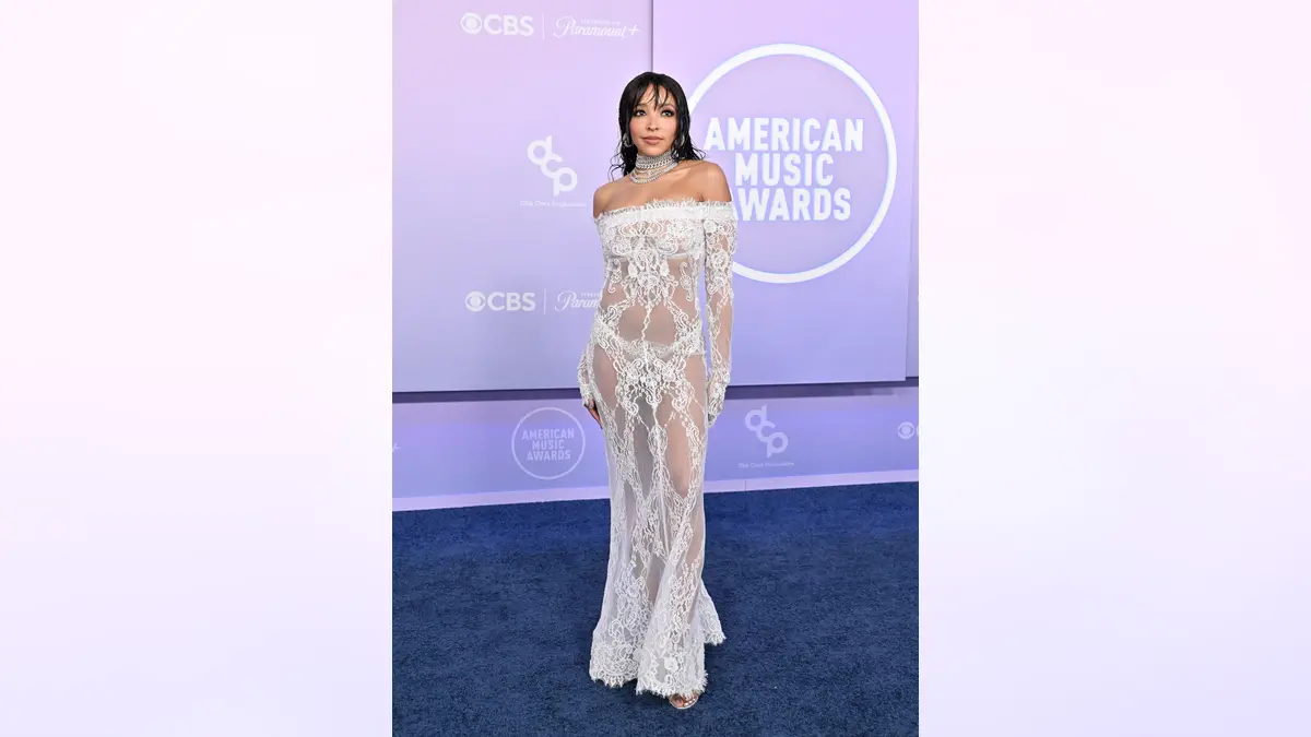 Tinashe standing on stage at the American Music Awards in Las Vegas
