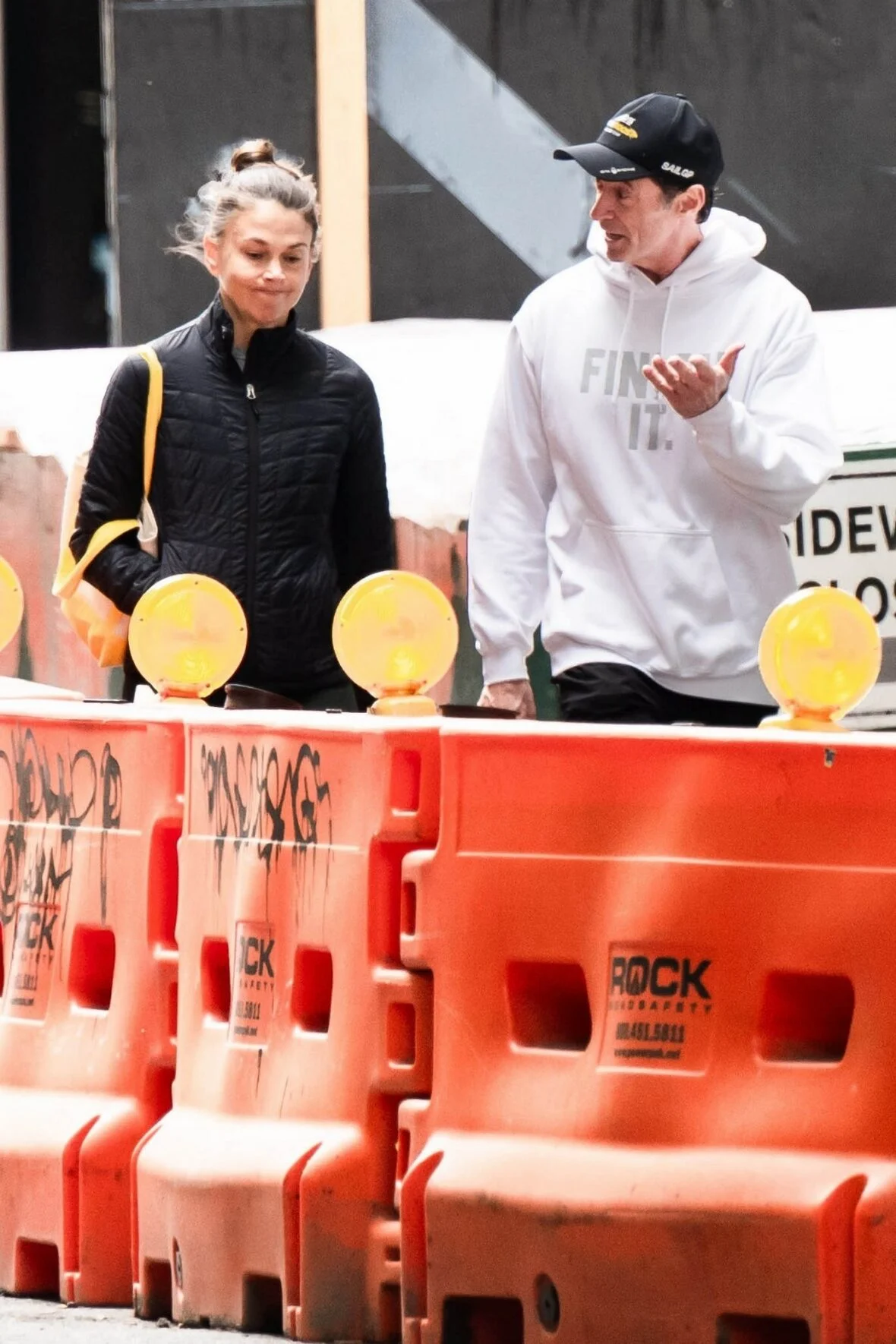 Sutton Foster e Hugh Jackman caminhando lado a lado