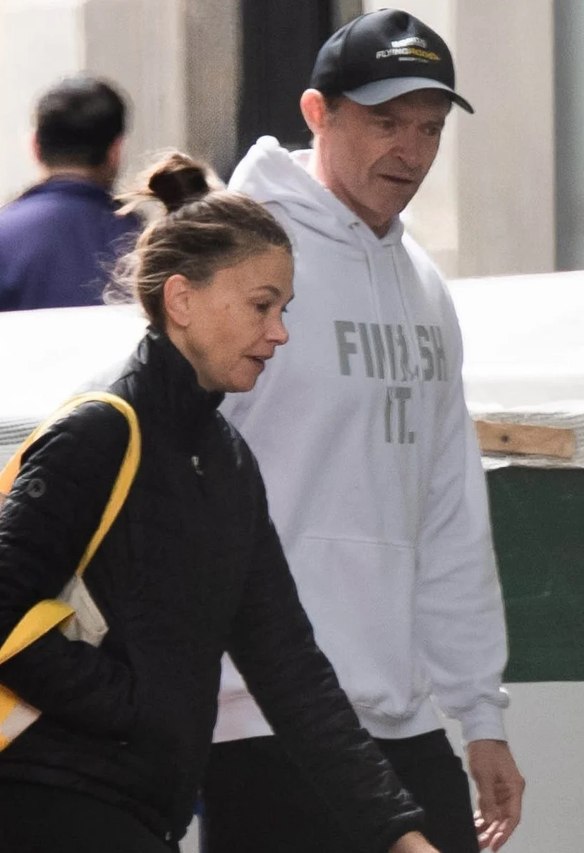 Sutton Foster e Hugh Jackman caminhando lado a lado