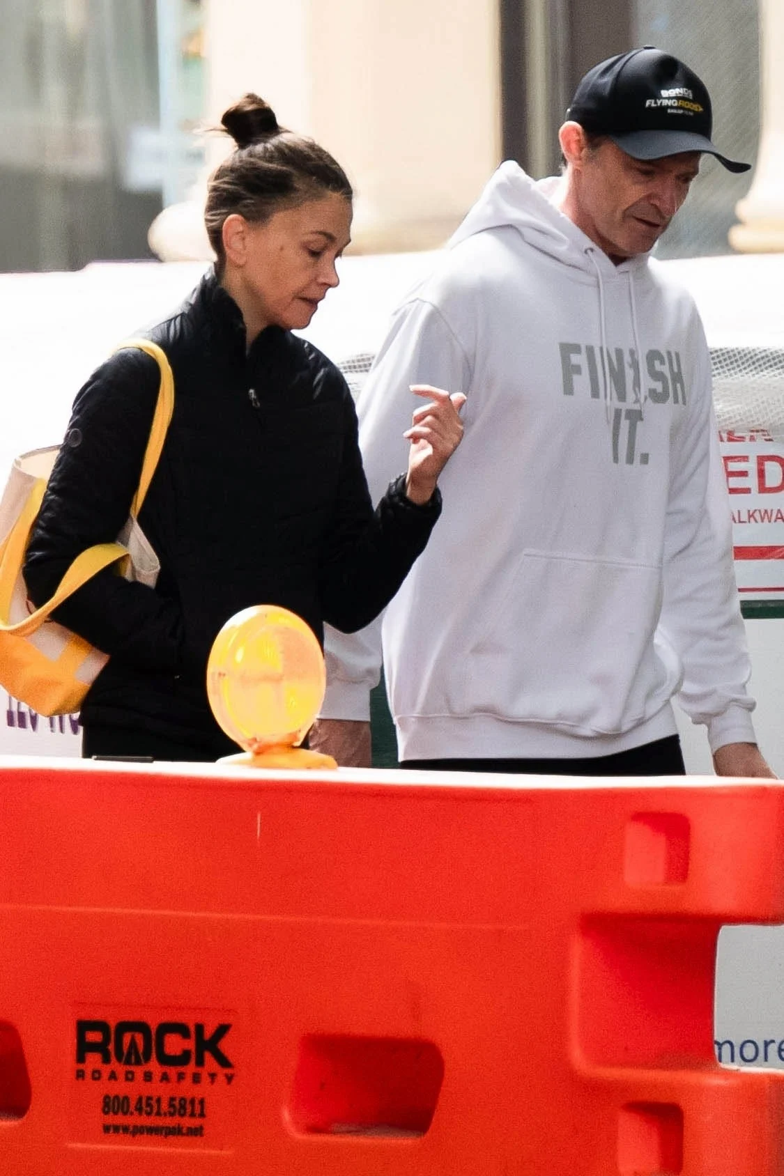 Sutton Foster e Hugh Jackman caminhando lado a lado