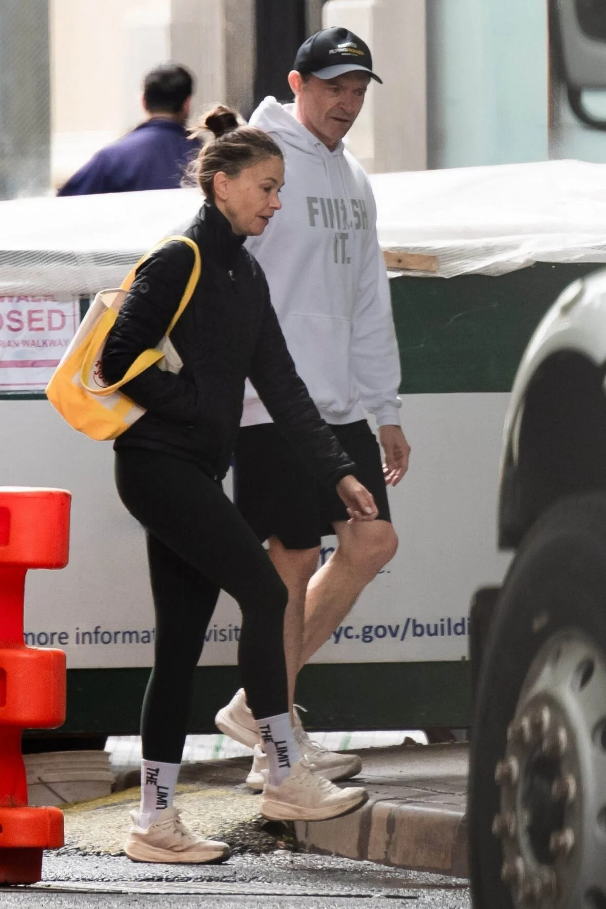 Sutton Foster e Hugh Jackman caminhando lado a lado