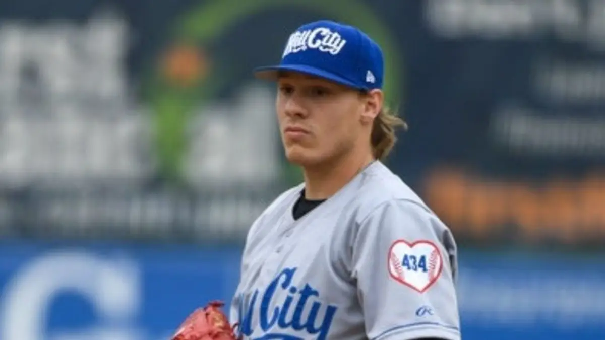Howlers' Aidan Major pitching