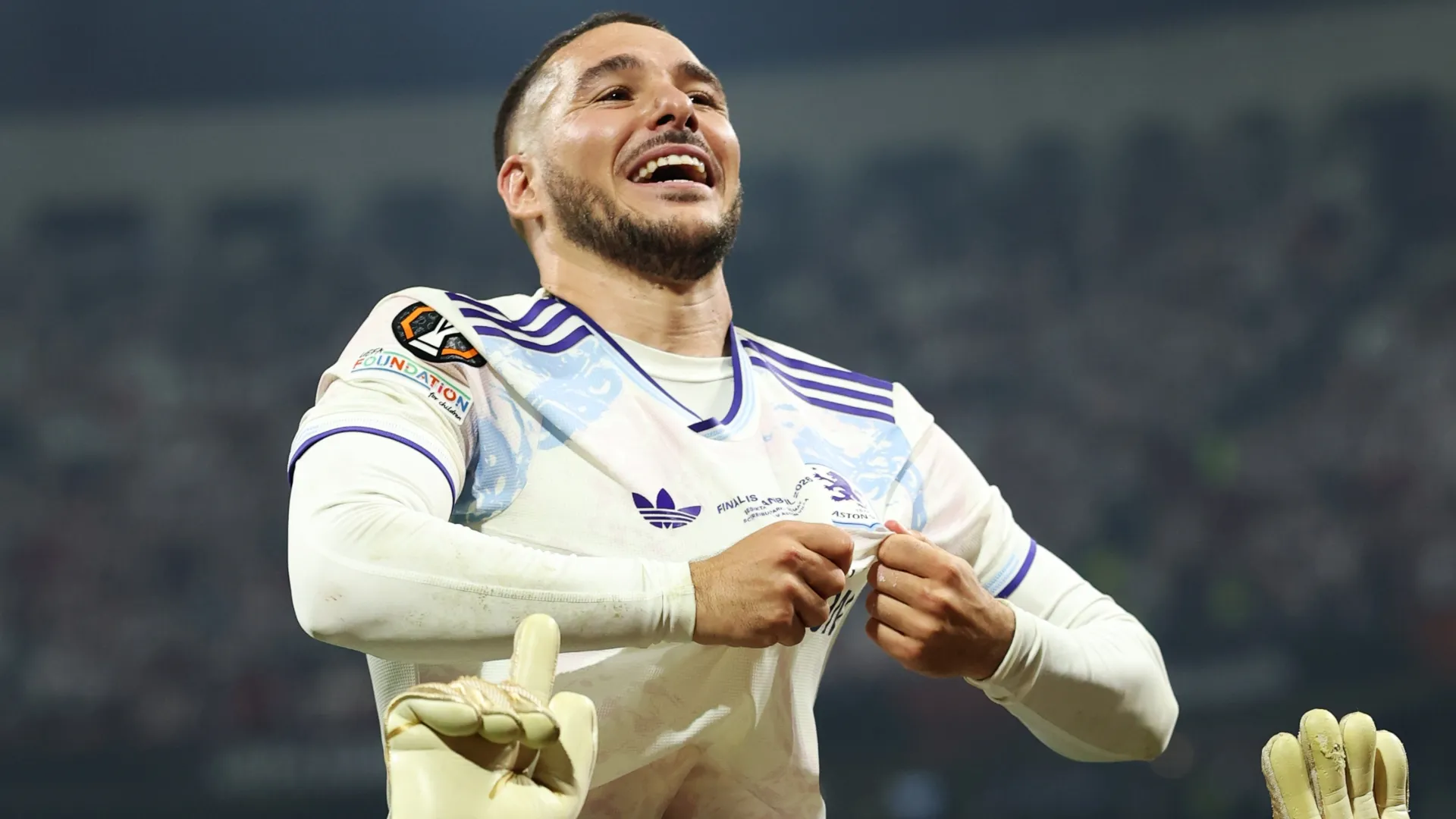 Emi Buendia, do Aston Villa, comemora a vitória na UEFA Europa League.