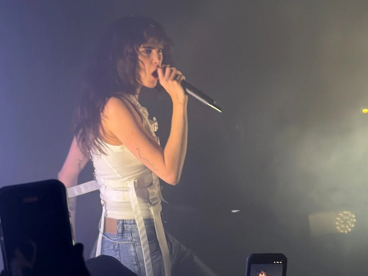 Cara Delevingne se apresenta em show intimista em Los Angeles