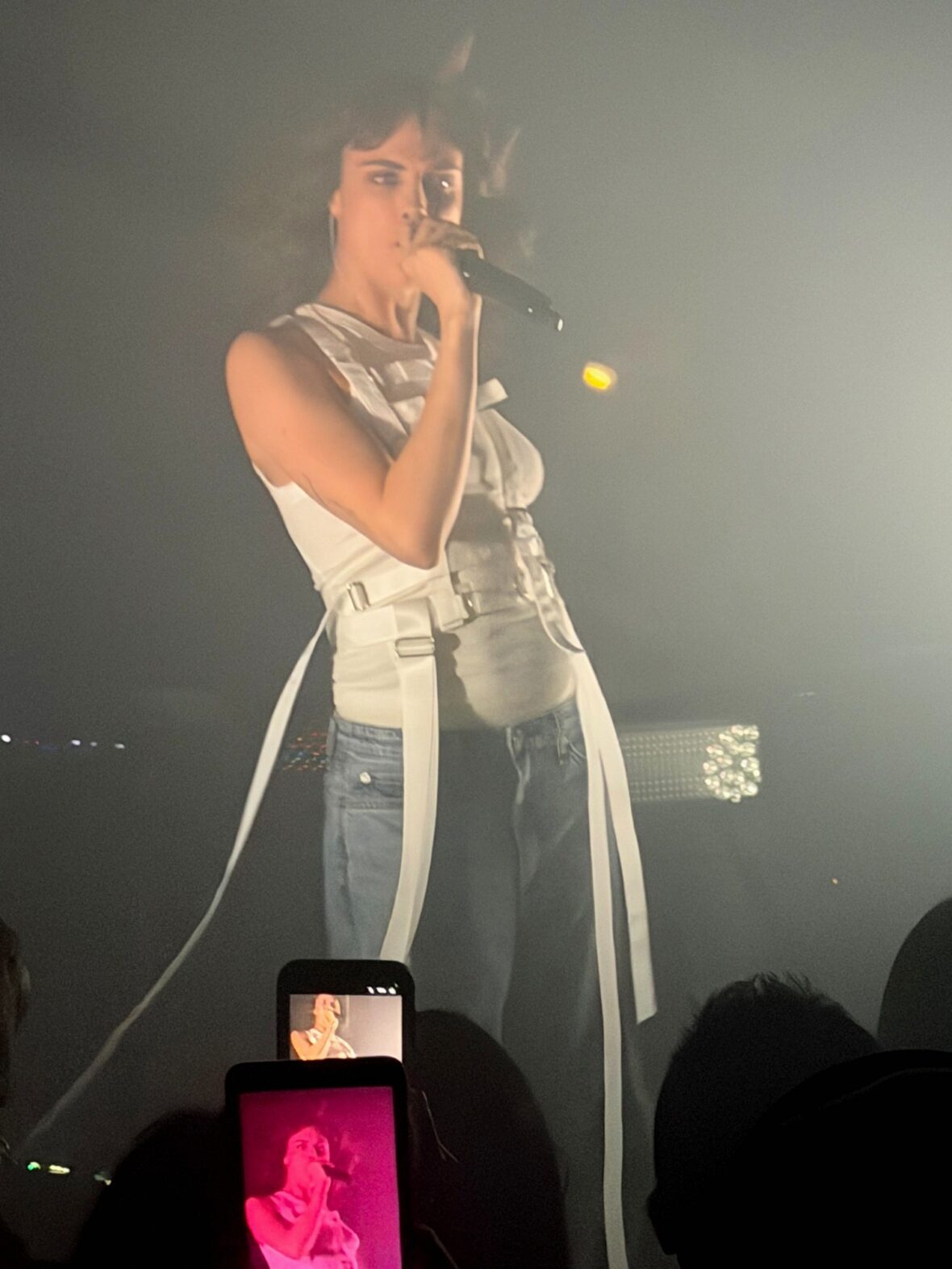 Cara Delevingne se apresenta em show intimista em Los Angeles