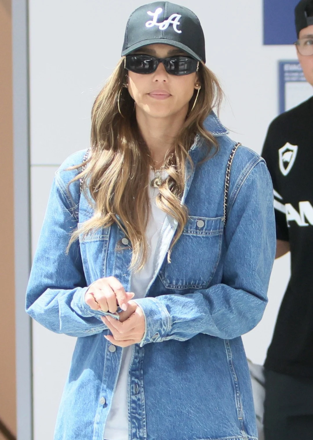 Jessica Alba e Danny Ramirez caminhando juntos no LAX