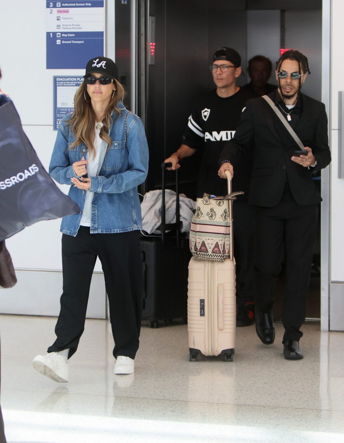 Jessica Alba e Danny Ramirez caminhando juntos no LAX