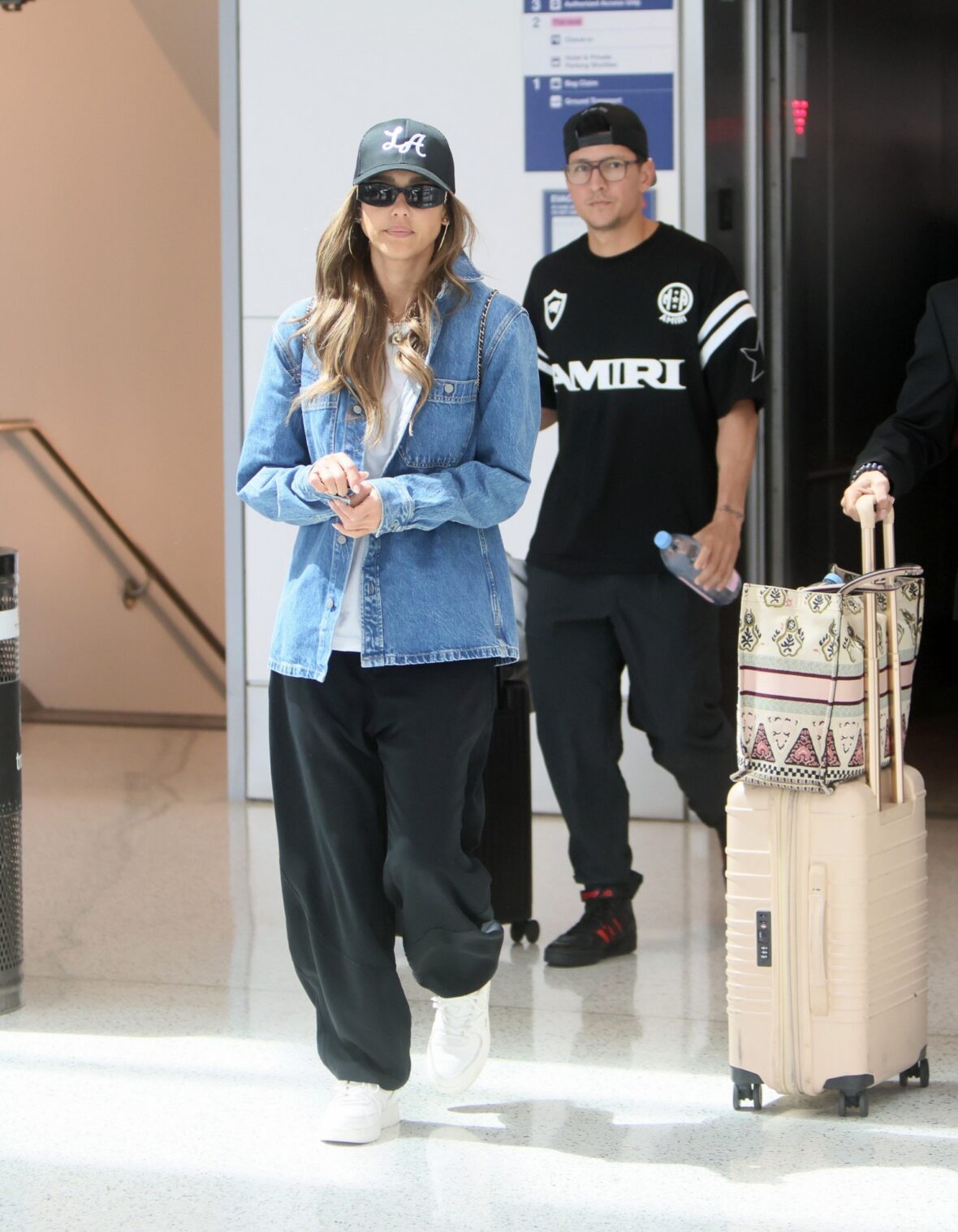 Jessica Alba e Danny Ramirez caminhando juntos no LAX