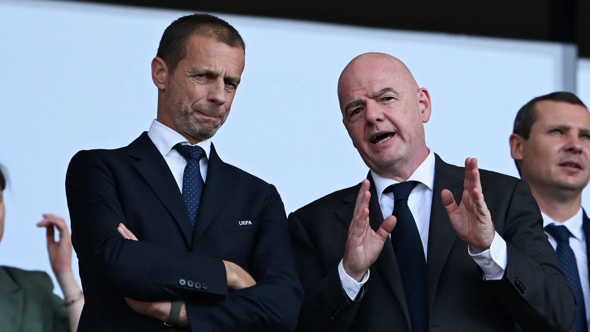 Aleksander Ceferin, Presidente da UEFA, (L) fala com Gianni Infantino, Presidente da FIFA (R).
