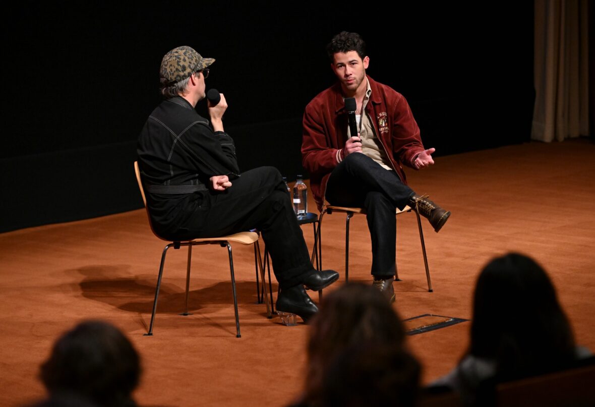 Nick Jonas senta-se com Justin Tranter na exibição do filme