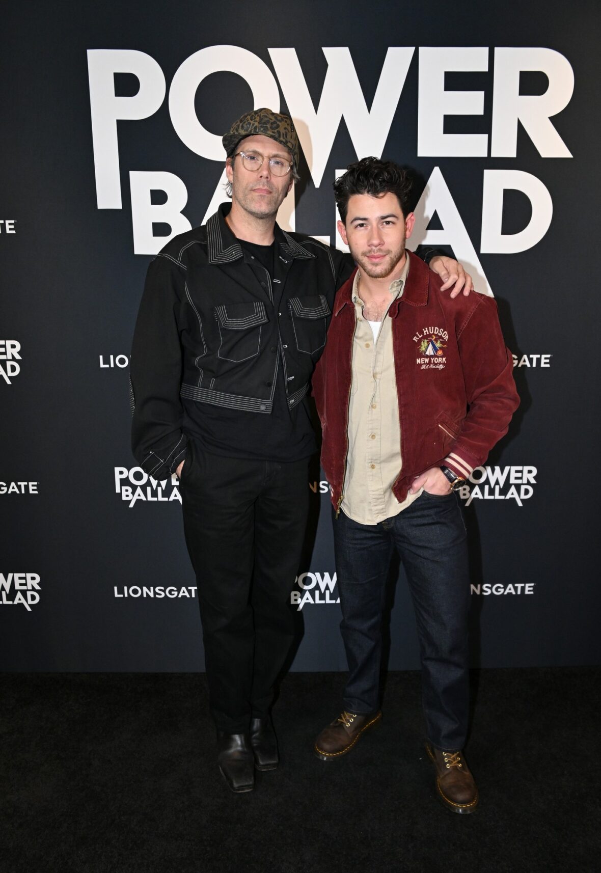 Nick Jonas senta-se com Justin Tranter na exibição do filme