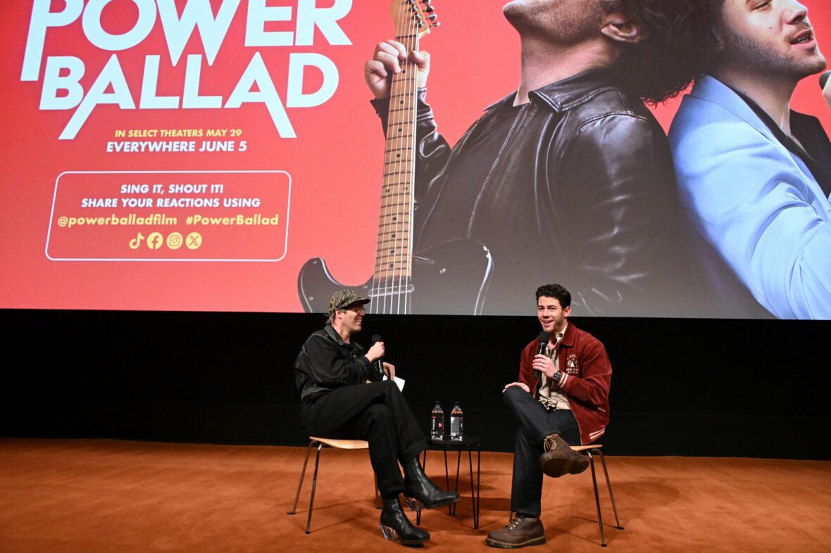 Nick Jonas senta-se com Justin Tranter na exibição do filme