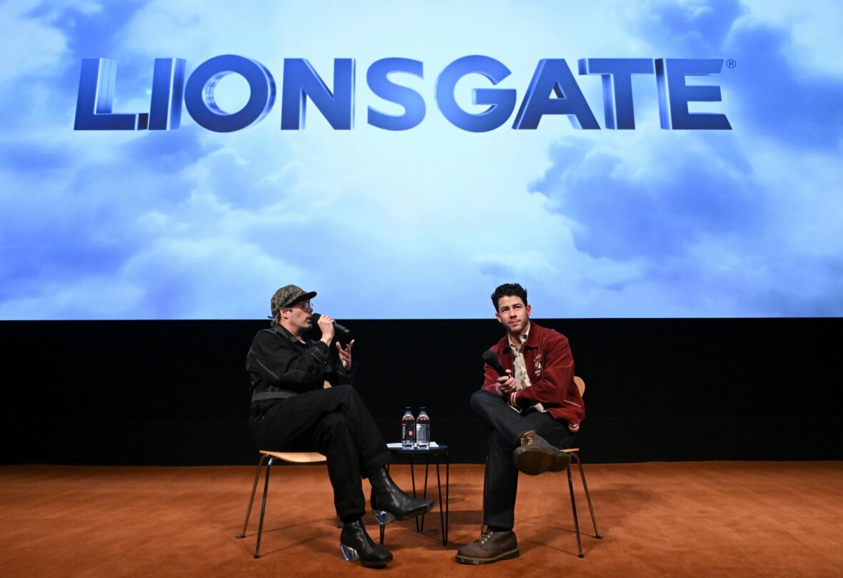 Nick Jonas senta-se com Justin Tranter na exibição do filme