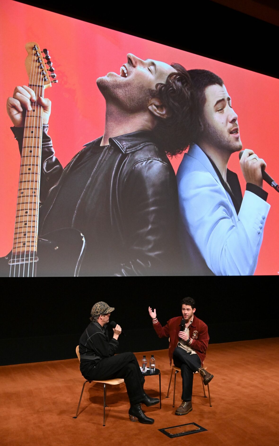 Nick Jonas senta-se com Justin Tranter na exibição do filme