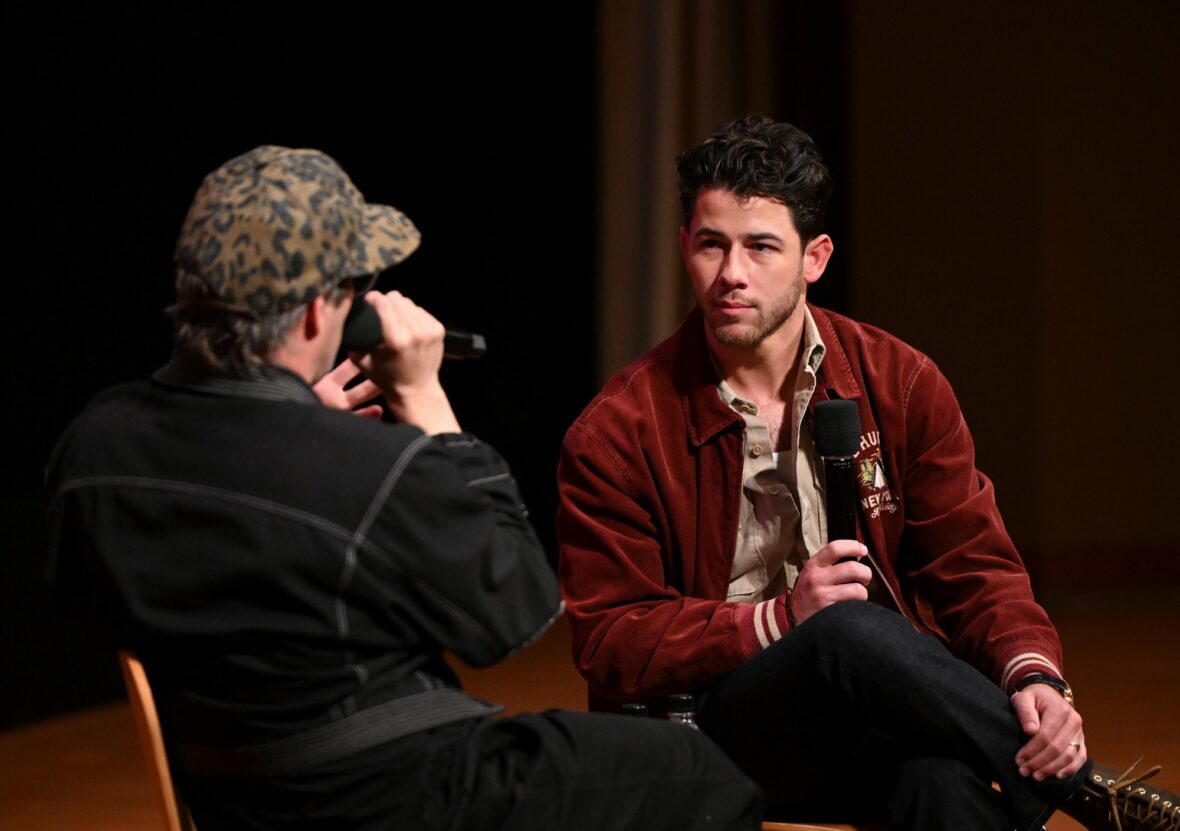 Nick Jonas senta-se com Justin Tranter na exibição do filme