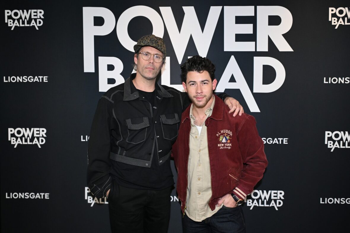 Nick Jonas senta-se com Justin Tranter na exibição do filme