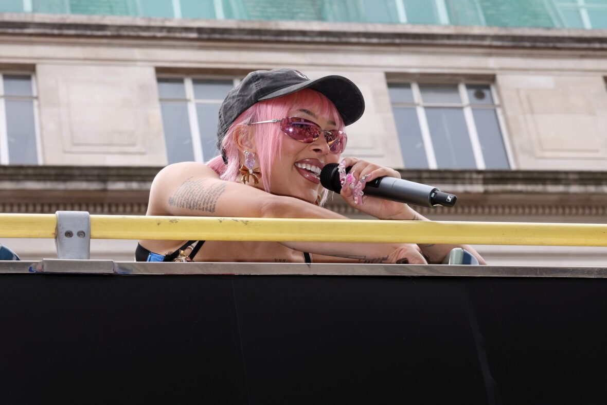 Doja Cat usa espartilho e boné de beisebol na ativação do MAC em Londres