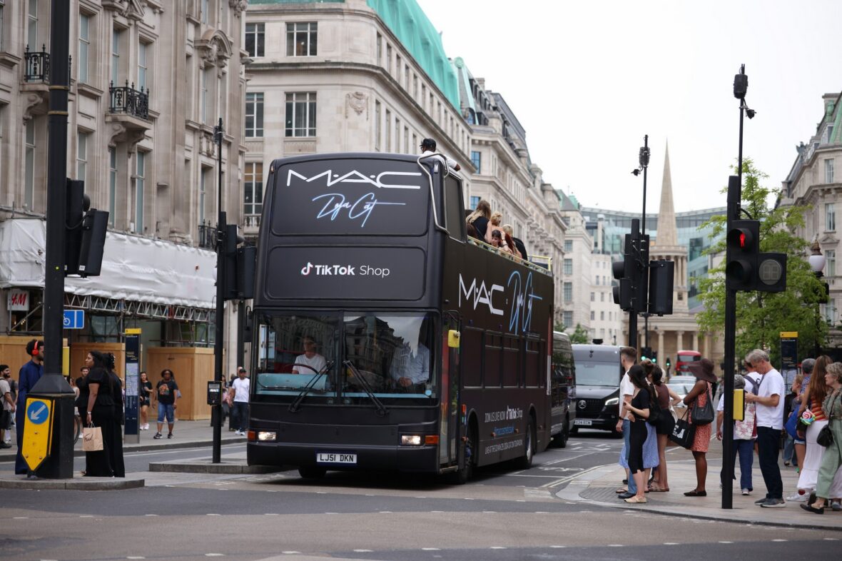 Doja Cat usa espartilho e boné de beisebol na ativação do MAC em Londres
