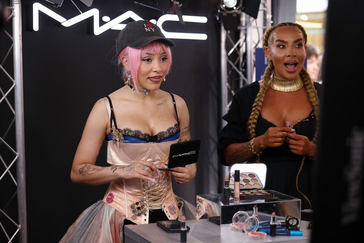 Doja Cat usa espartilho e boné de beisebol na ativação do MAC em Londres