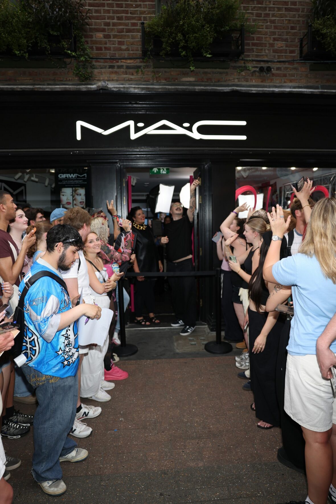 Doja Cat usa espartilho e boné de beisebol na ativação do MAC em Londres