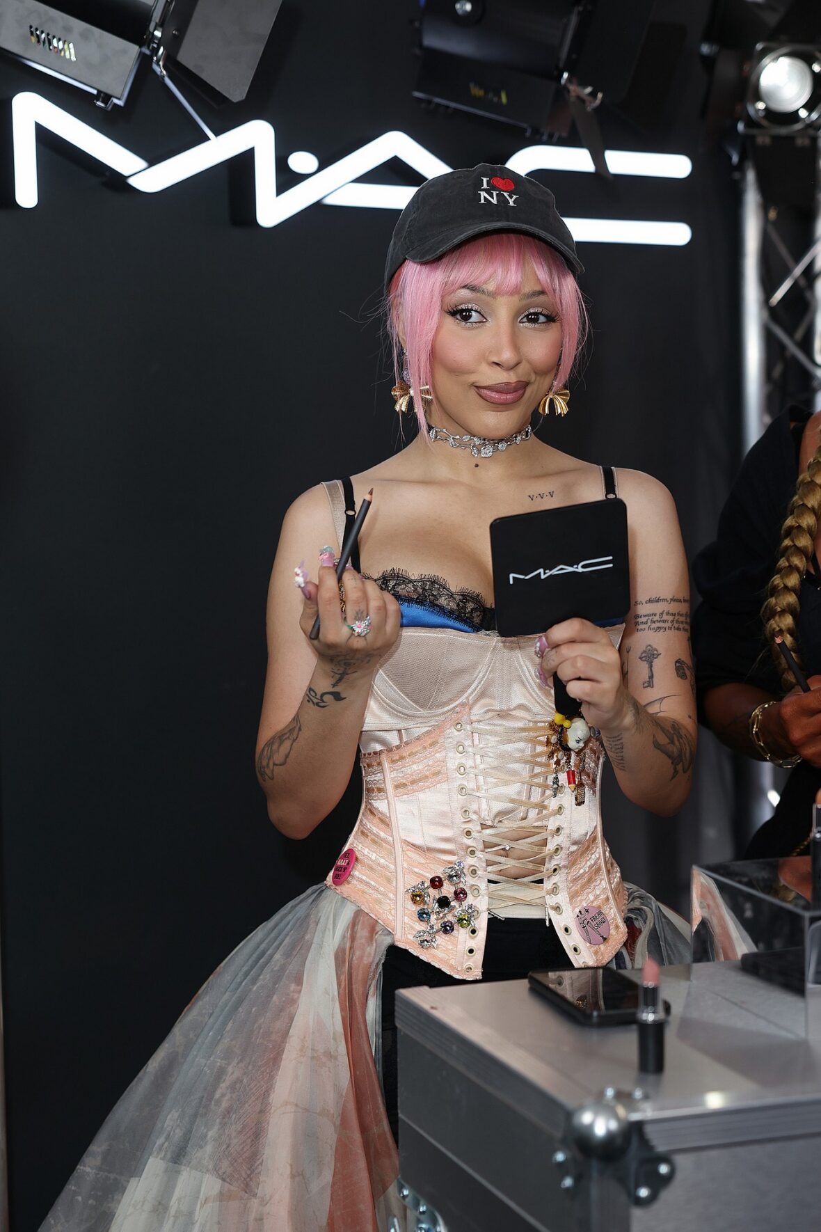 Doja Cat usa espartilho e boné de beisebol na ativação do MAC em Londres