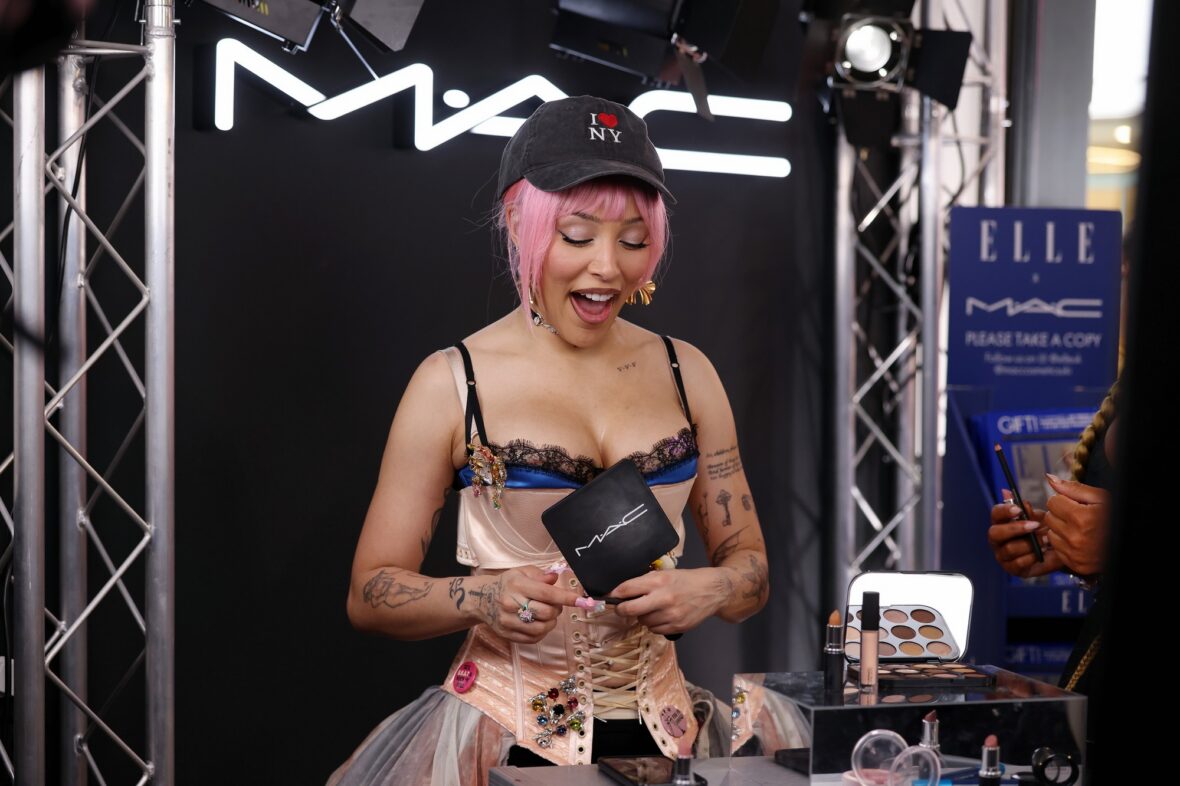 Doja Cat usa espartilho e boné de beisebol na ativação do MAC em Londres