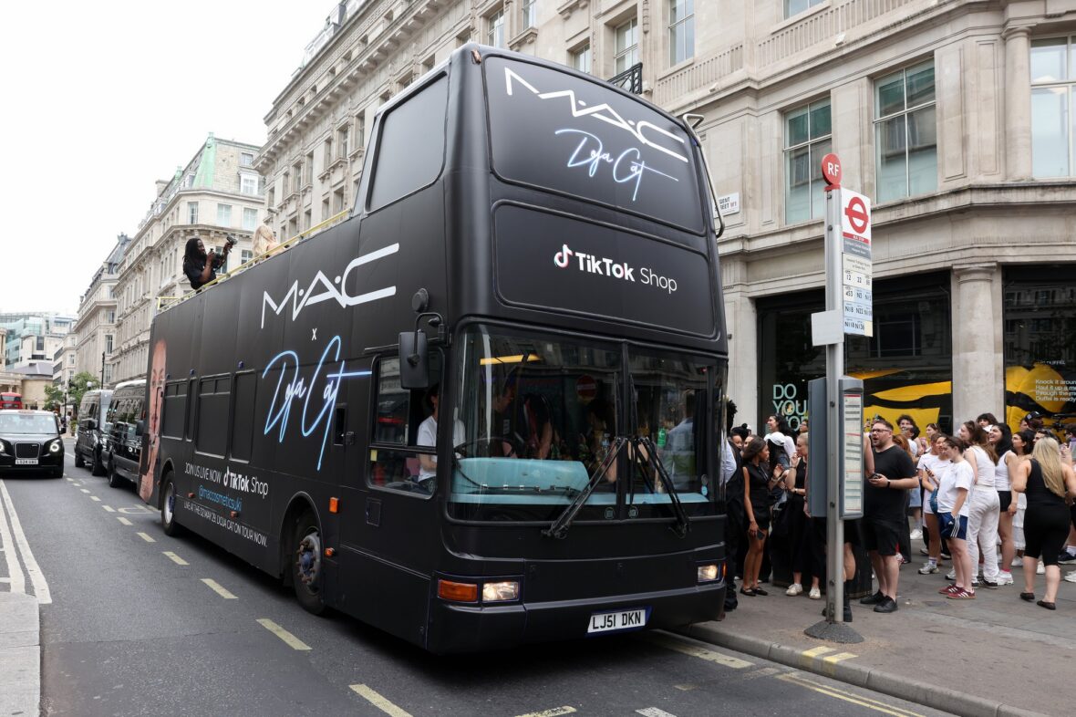 Doja Cat usa espartilho e boné de beisebol na ativação do MAC em Londres
