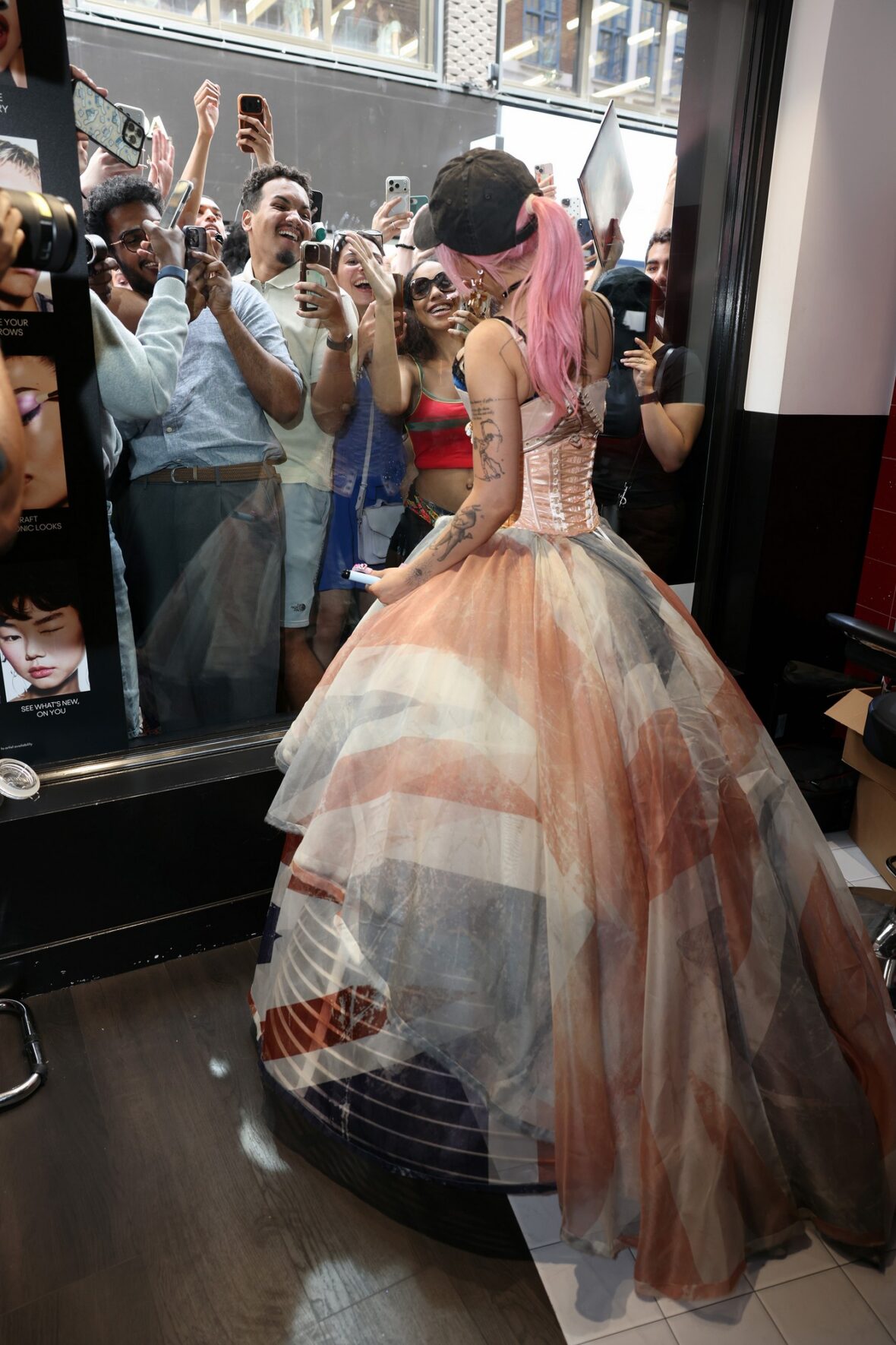 Doja Cat usa espartilho e boné de beisebol na ativação do MAC em Londres