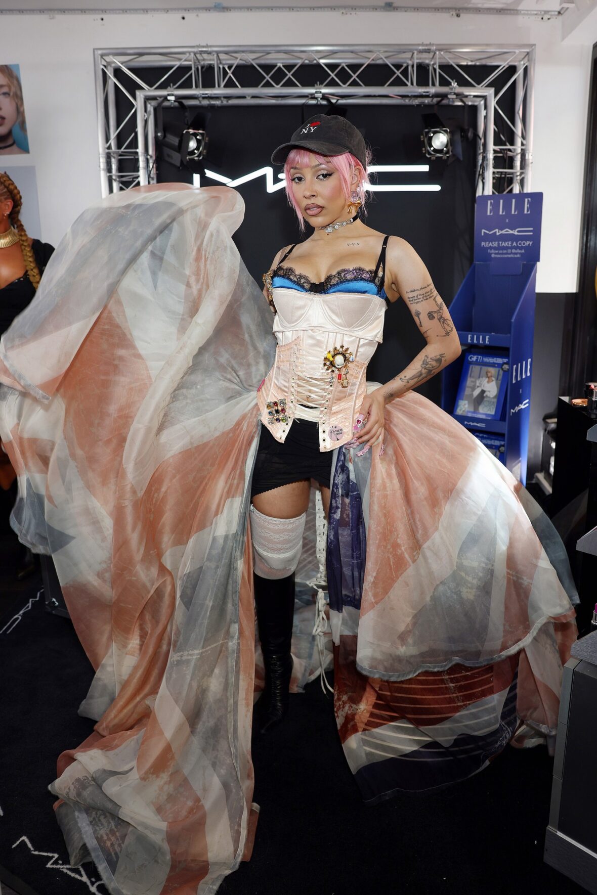 Doja Cat usa saia Union Jack e espartilho em Londres para lançamento da MAC Cosmetics