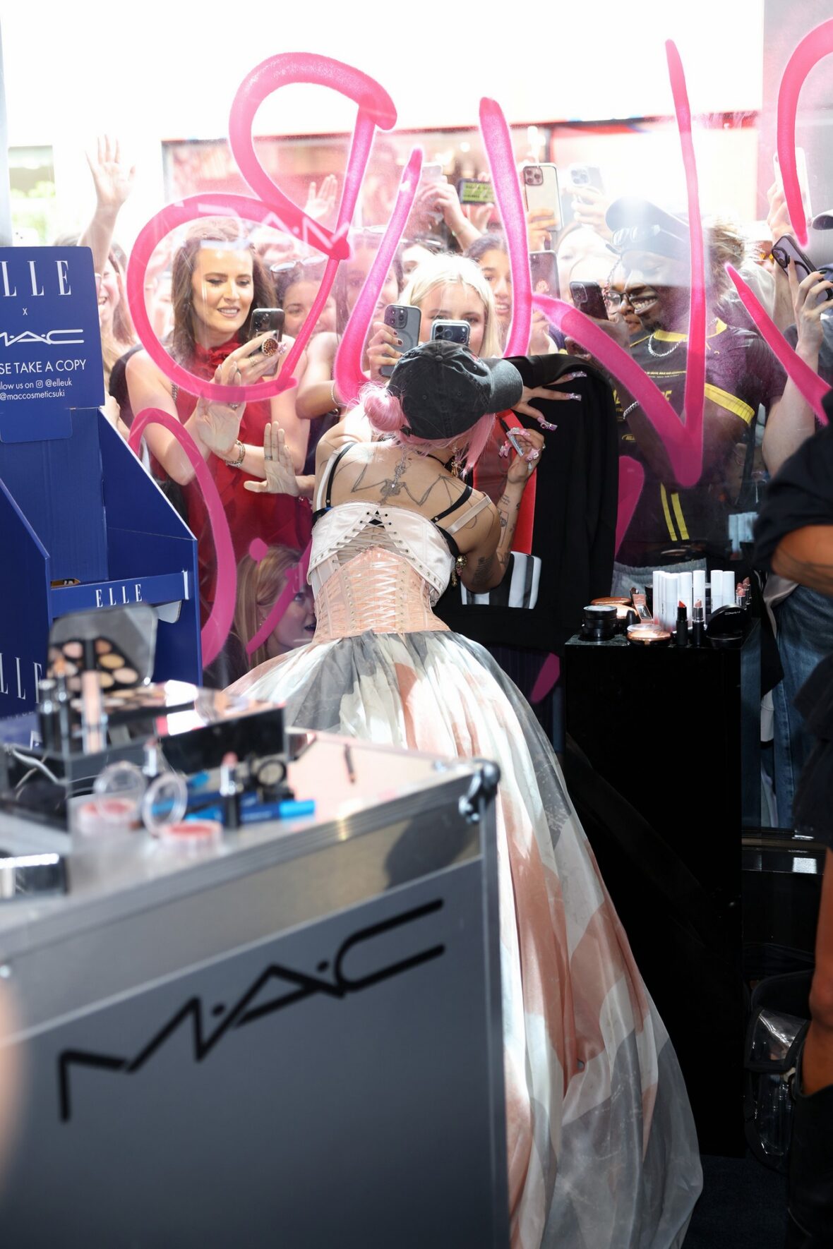 Doja Cat usa saia Union Jack e espartilho em Londres para lançamento da MAC Cosmetics