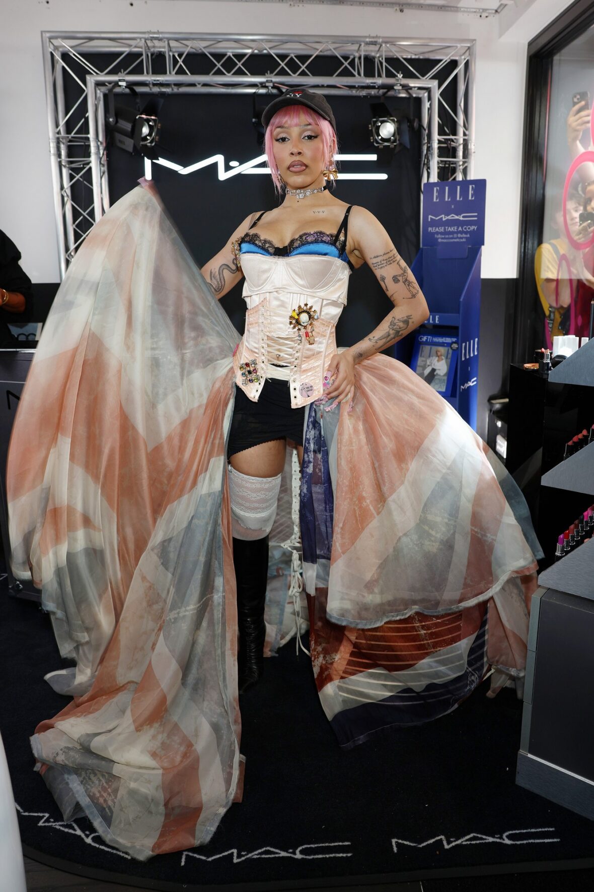 Doja Cat usa saia Union Jack e espartilho em Londres para lançamento da MAC Cosmetics