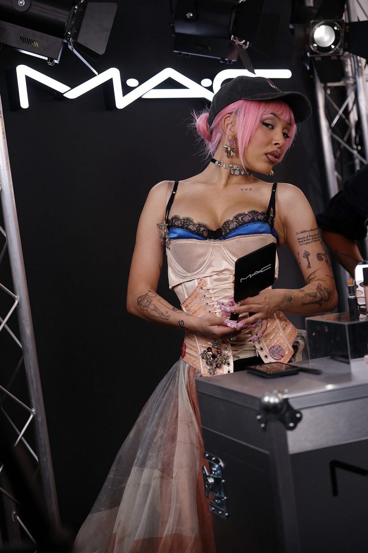 Doja Cat usa saia Union Jack e espartilho em Londres para lançamento da MAC Cosmetics