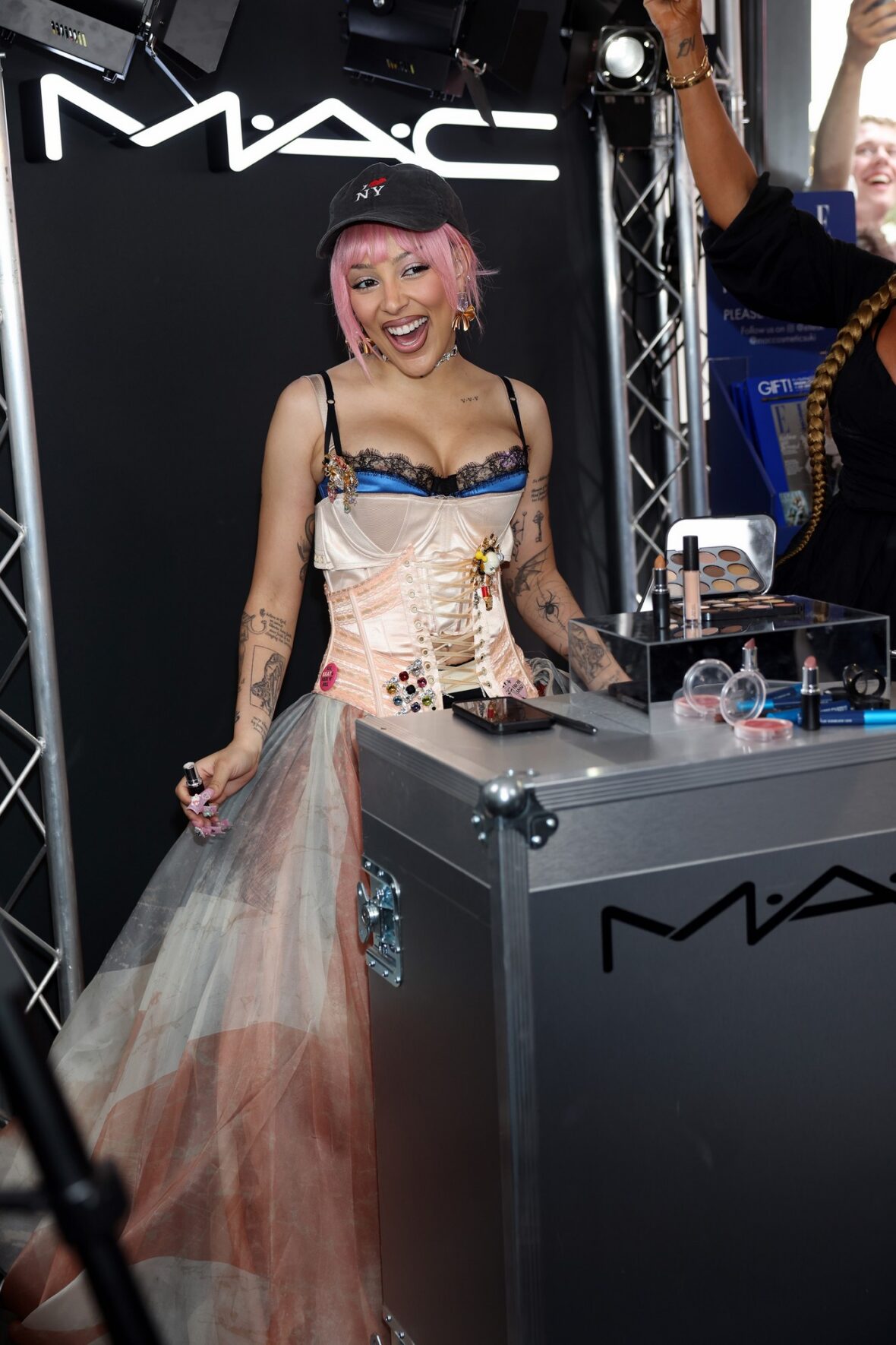 Doja Cat usa saia Union Jack e espartilho em Londres para lançamento da MAC Cosmetics