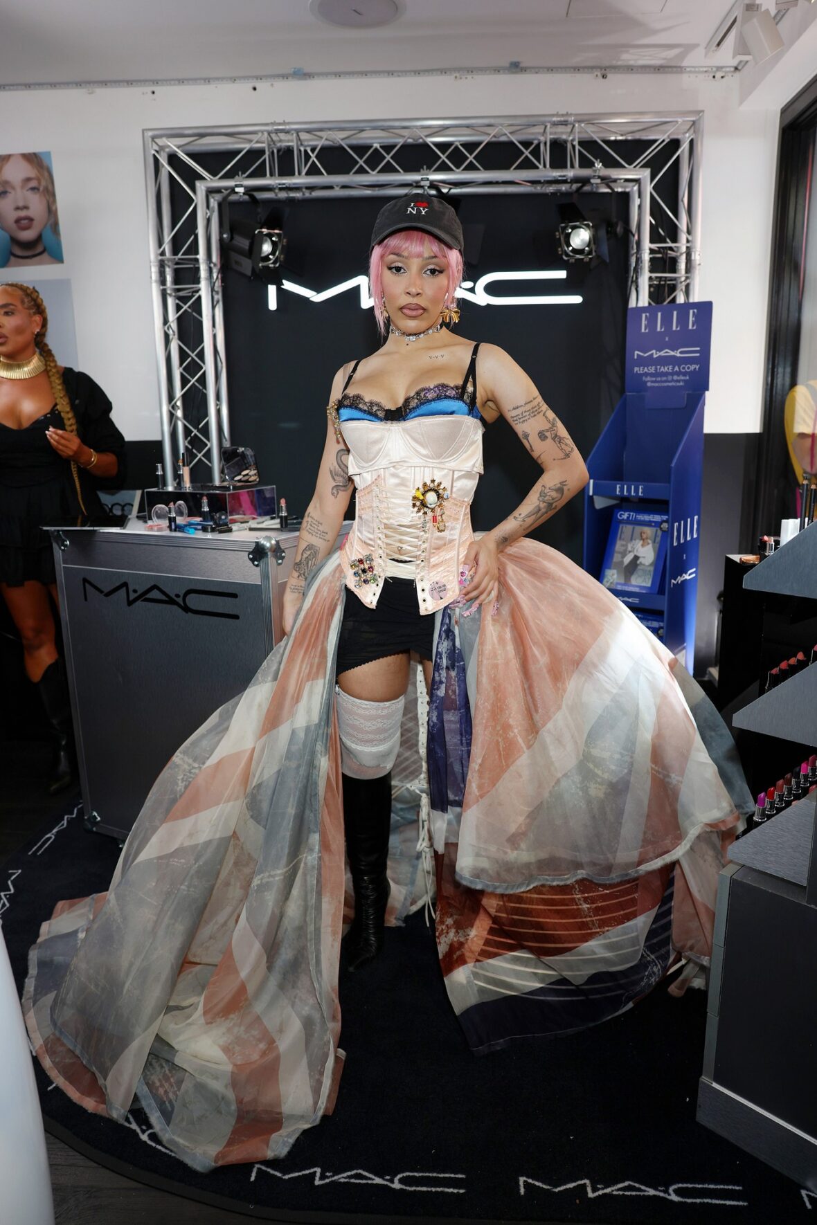Doja Cat usa saia Union Jack e espartilho em Londres para lançamento da MAC Cosmetics
