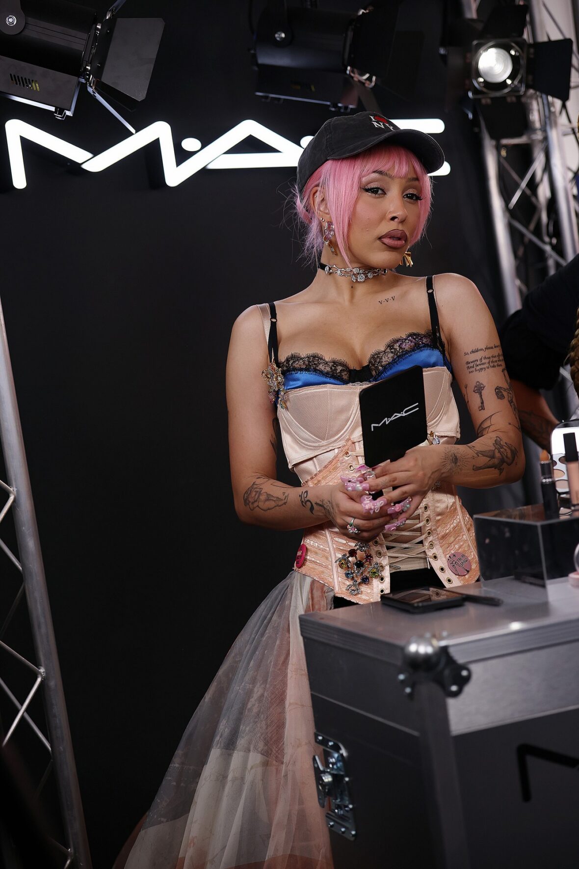 Doja Cat usa saia Union Jack e espartilho em Londres para lançamento da MAC Cosmetics