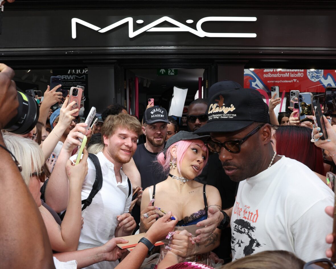 Doja Cat usa saia Union Jack e espartilho em Londres para lançamento da MAC Cosmetics
