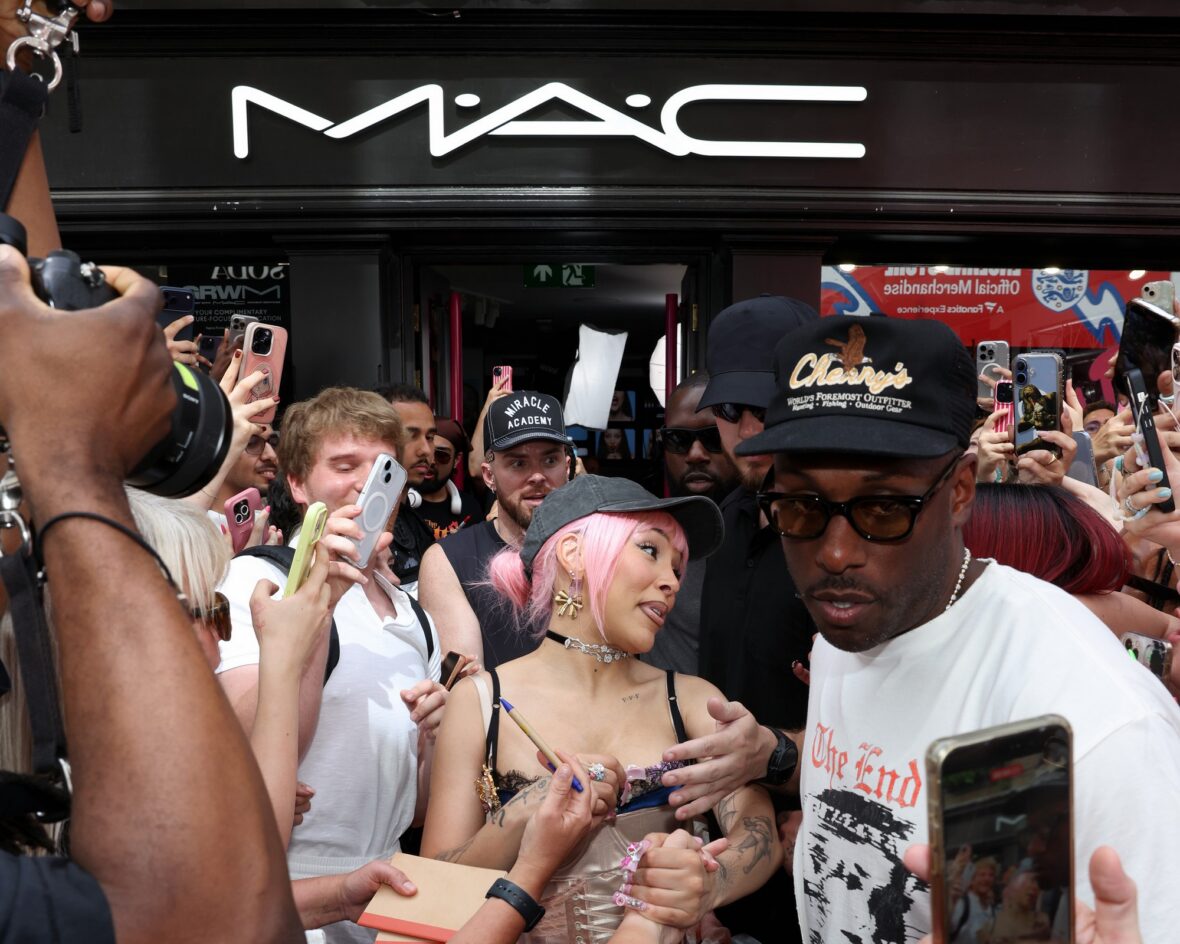 Doja Cat usa saia Union Jack e espartilho em Londres para lançamento da MAC Cosmetics