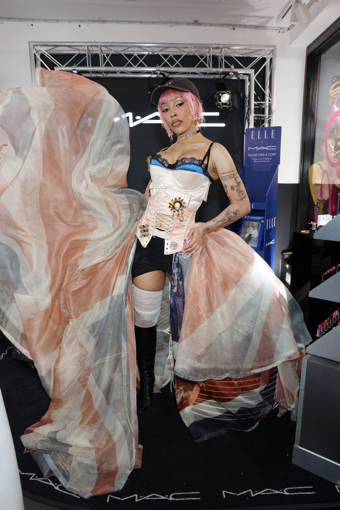 Doja Cat usa saia Union Jack e espartilho em Londres para lançamento da MAC Cosmetics