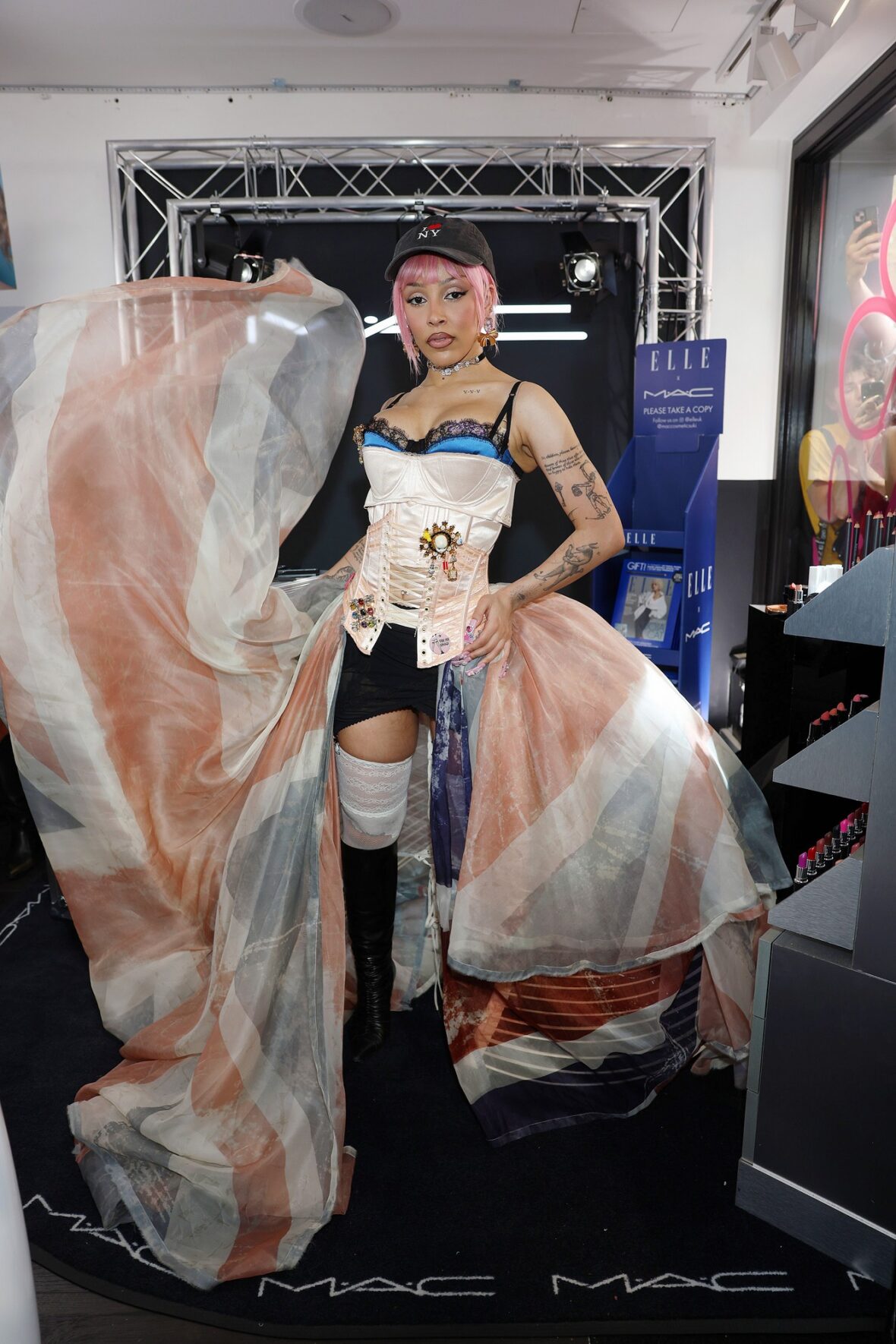 Doja Cat usa saia Union Jack e espartilho em Londres para lançamento da MAC Cosmetics