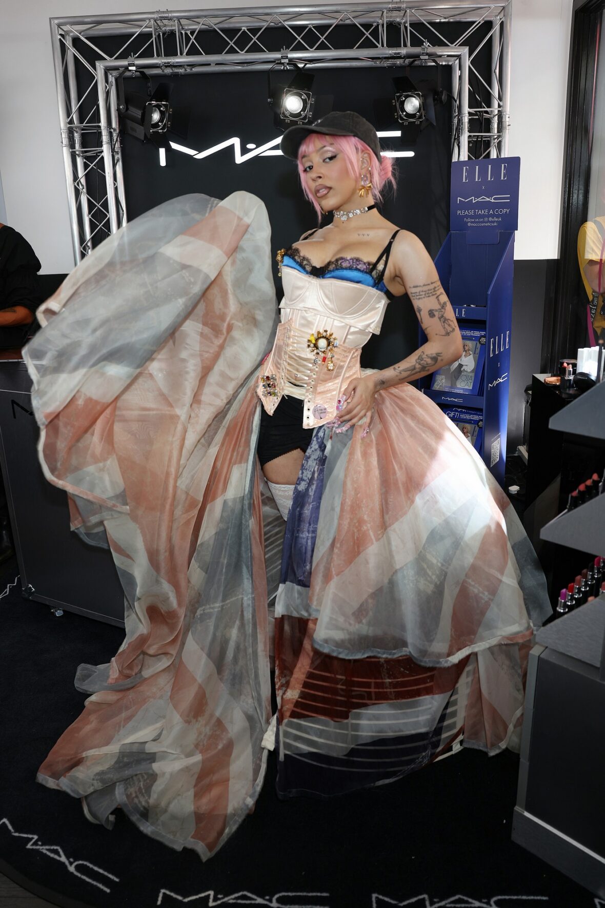 Doja Cat usa saia Union Jack e espartilho em Londres para lançamento da MAC Cosmetics