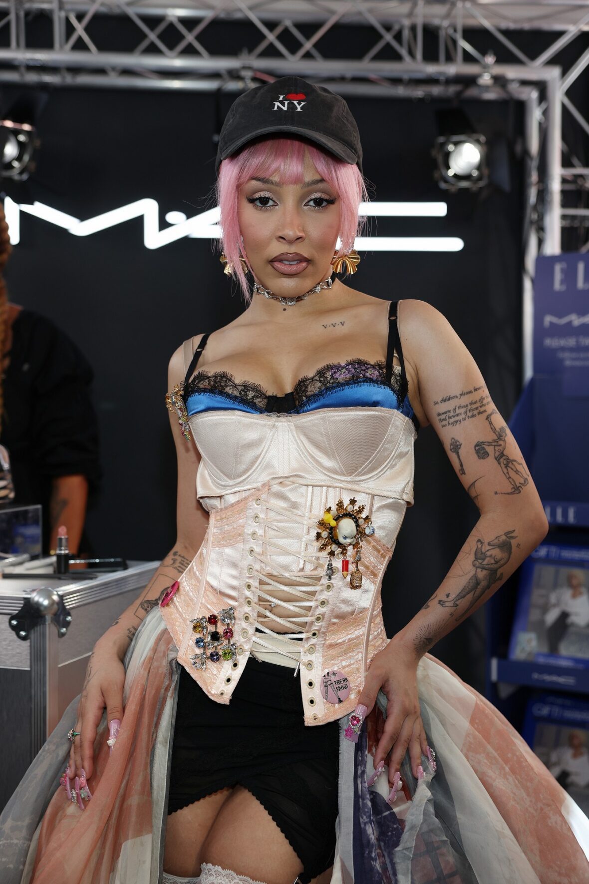Doja Cat usa saia Union Jack e espartilho em Londres para lançamento da MAC Cosmetics