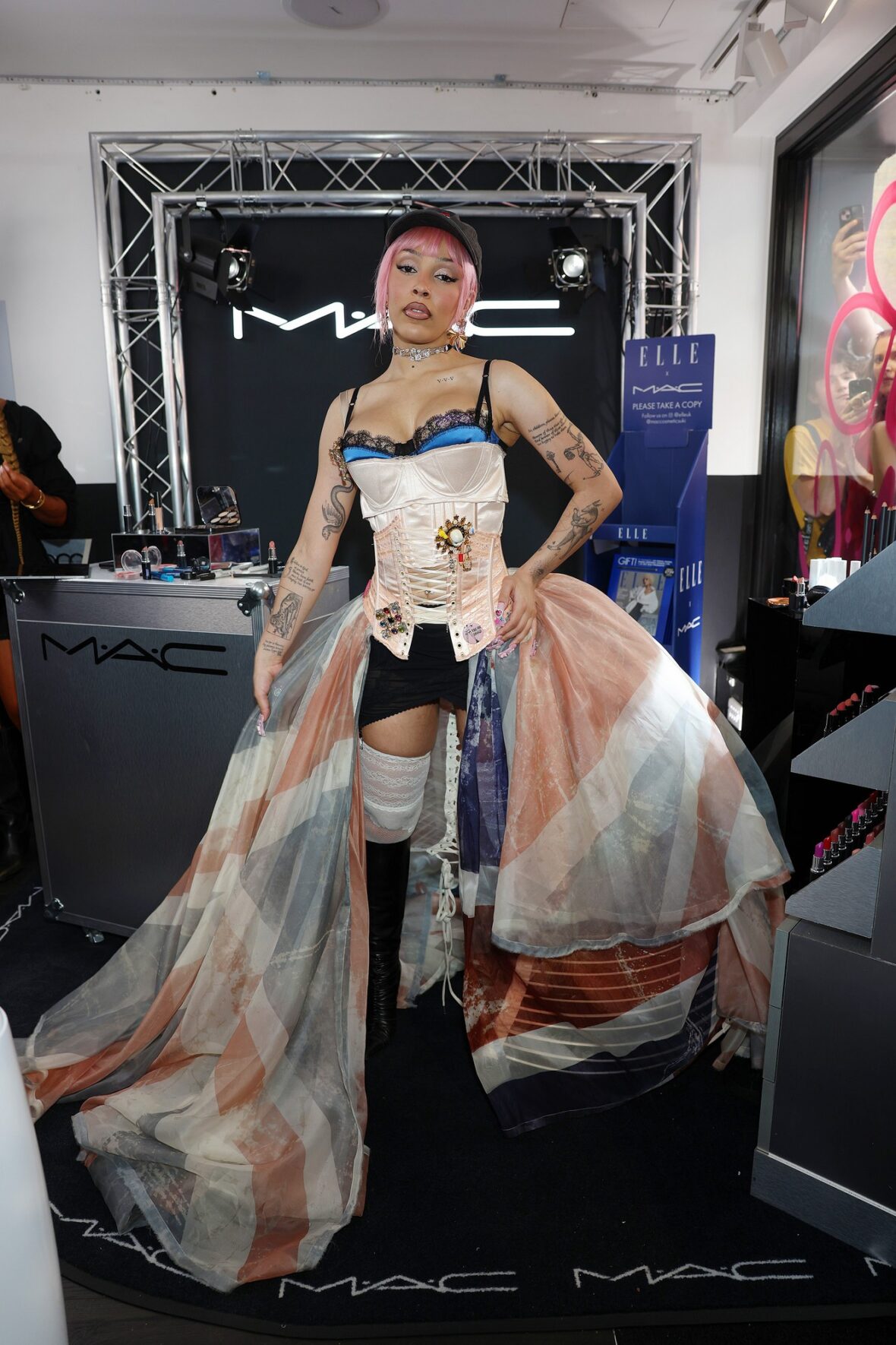 Doja Cat usa saia Union Jack e espartilho em Londres para lançamento da MAC Cosmetics