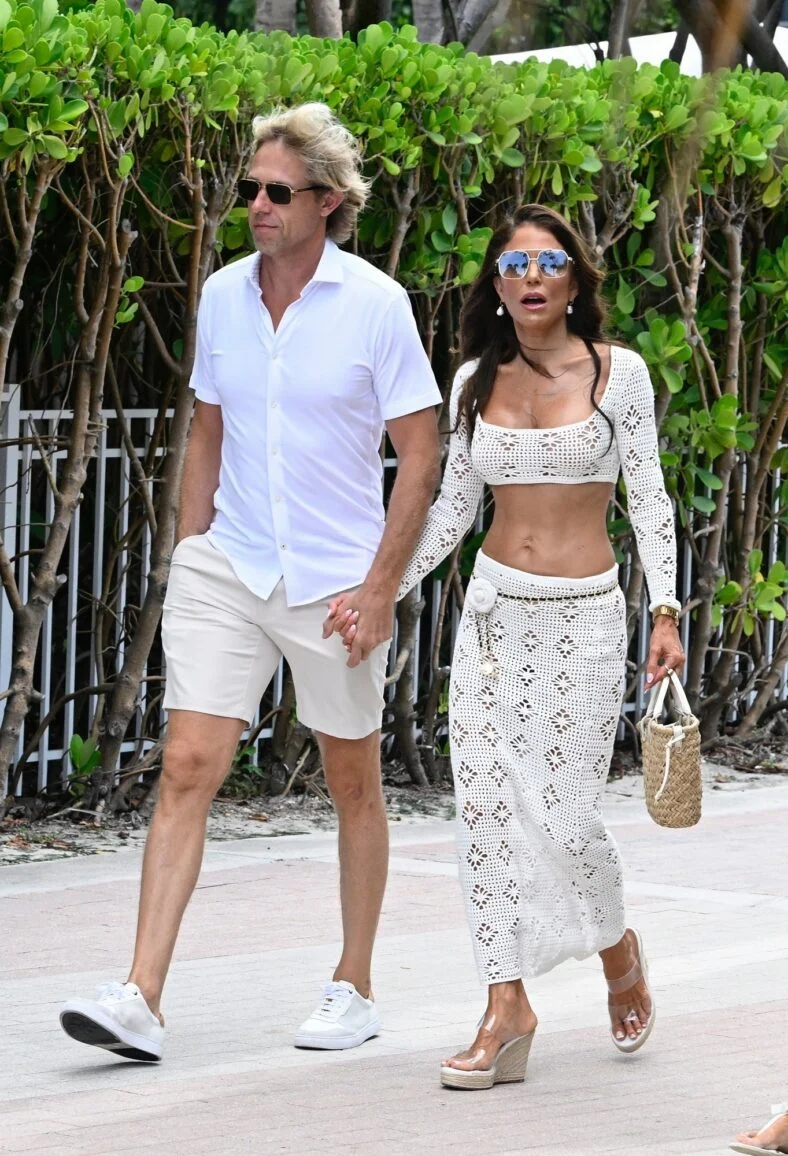 Shane Campbell e Bethenny Frankel de mãos dadas