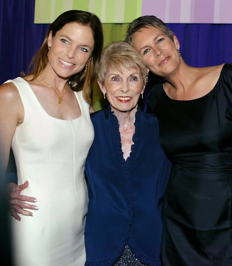 Jamie Lee Curtis com mãe e irmã