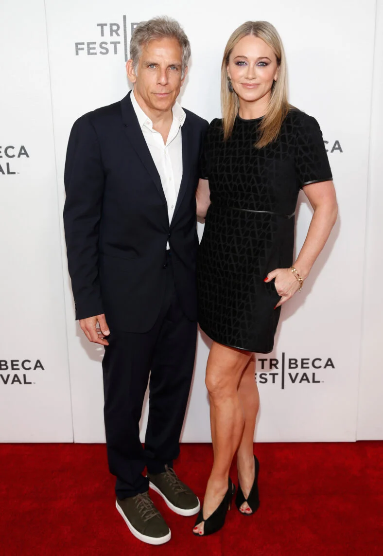 Ben Stiller e Christine Taylor posam no tapete vermelho