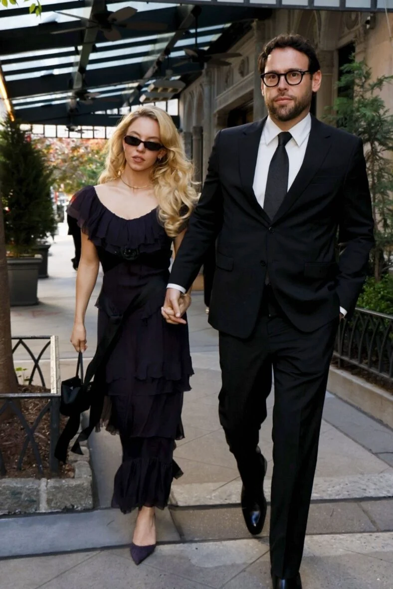 Sydney Sweeney e Scooter Braun de mãos dadas enquanto vestidos formalmente
