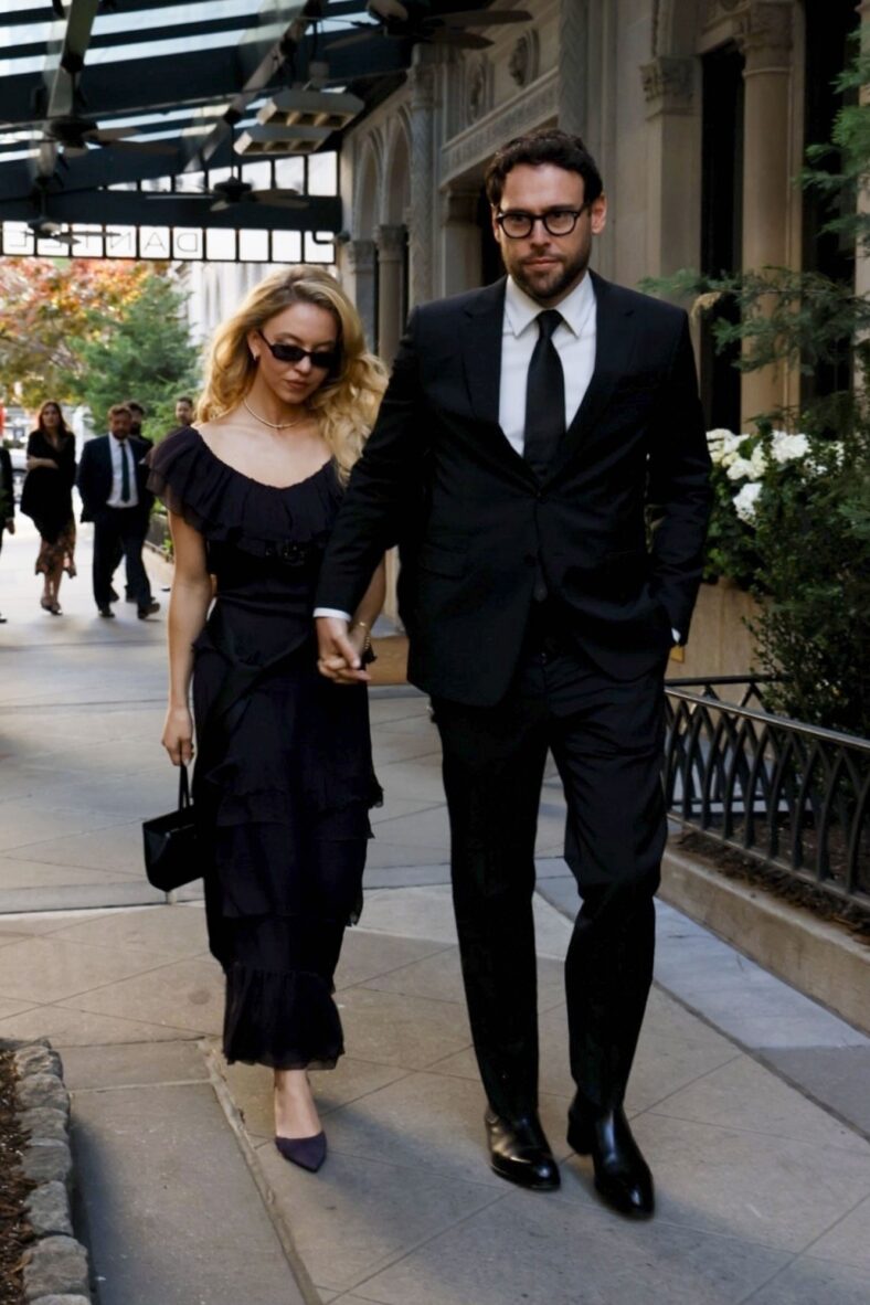 Sydney Sweeney e Scooter Braun de mãos dadas enquanto vestidos formalmente