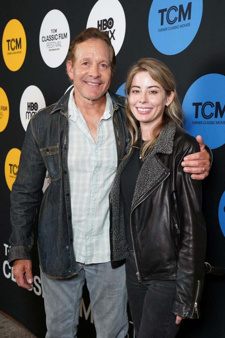 Steve Guttenberg e sua esposa Emily Guttenberg em um evento